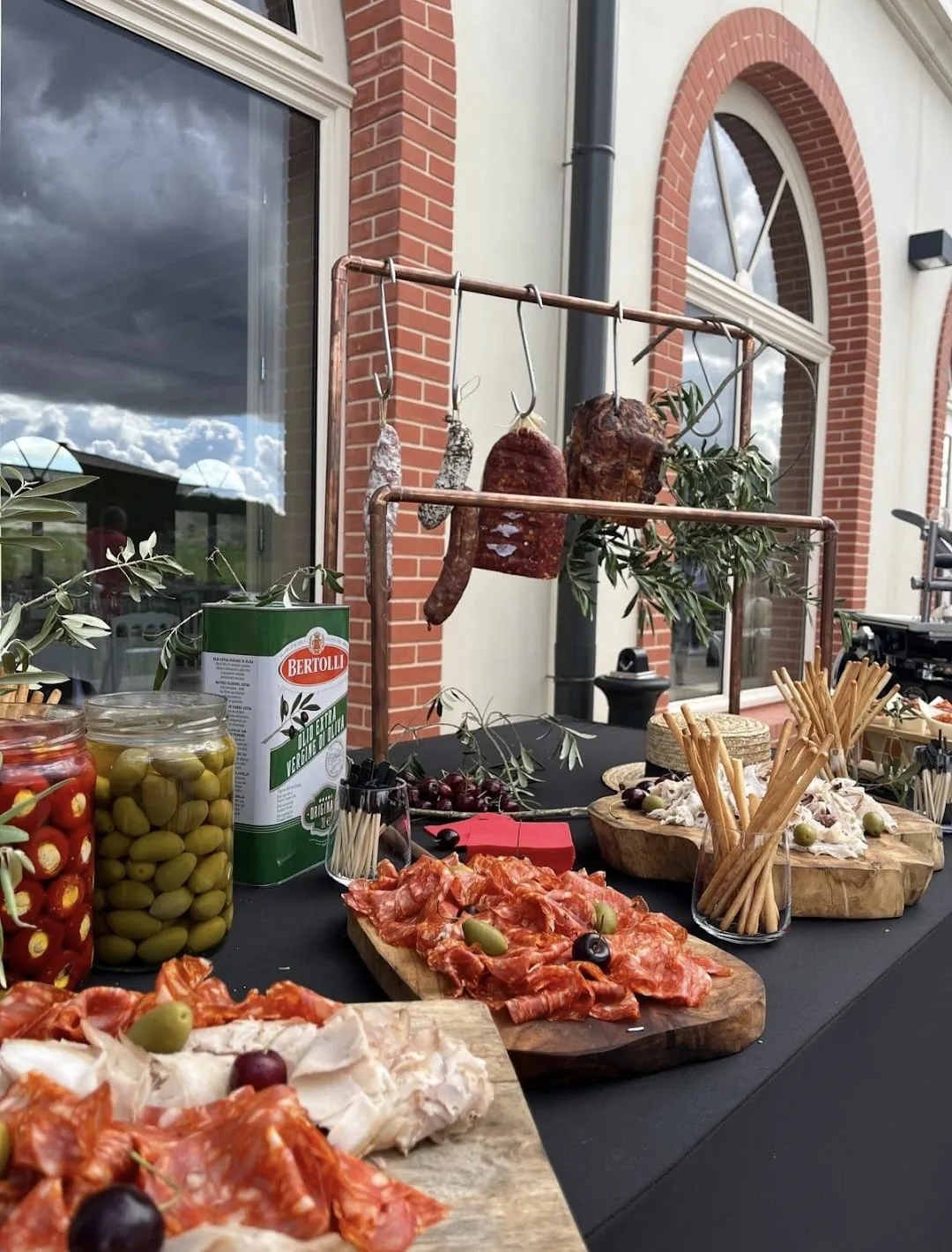Buffet charcuterie et fromage tranché par la machine Wismer Lobster's